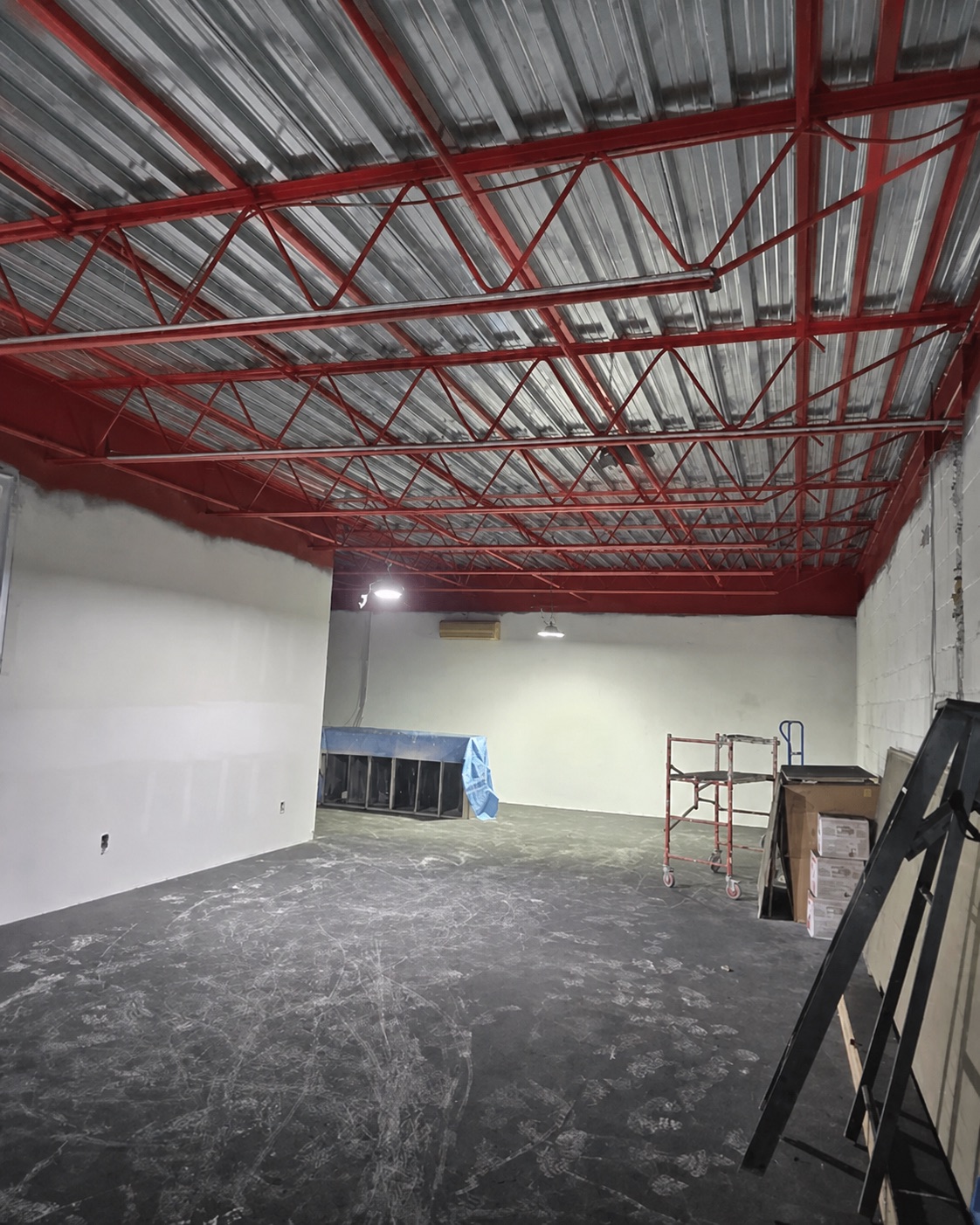 Avant — structure de plafond commercial peinte en rouge