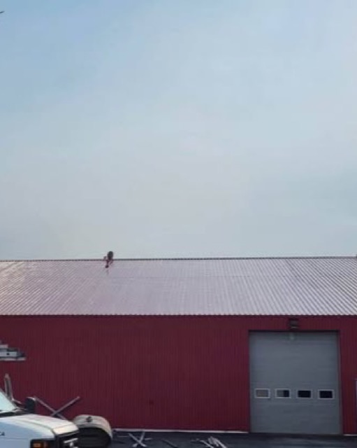 Bâtiment industriel avec toiture et revêtement métallique rouge