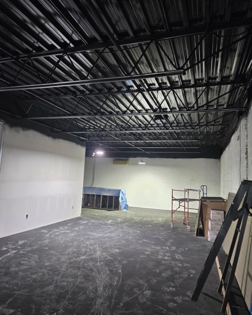 Après — structure de plafond commercial peinte en noir