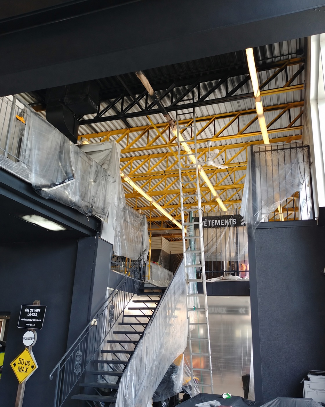 Structure de plafond industriel et mezzanine protégées avant la pulvérisation