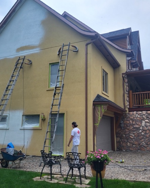 Résidence en stucco à mi-chemin entre l'ancienne et la nouvelle couleur