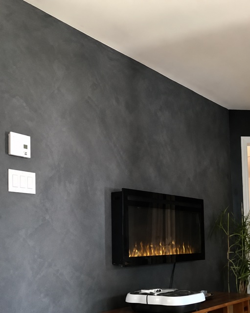 Mur d'accent intérieur peint avec foyer électrique encastré