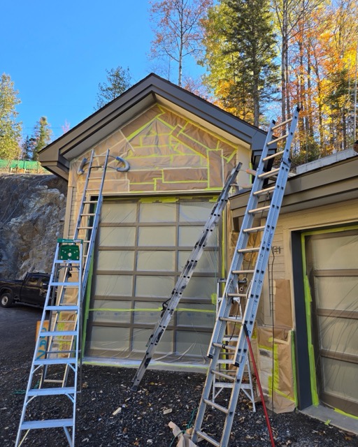 Garage résidentiel protégé par masquage avant la pulvérisation